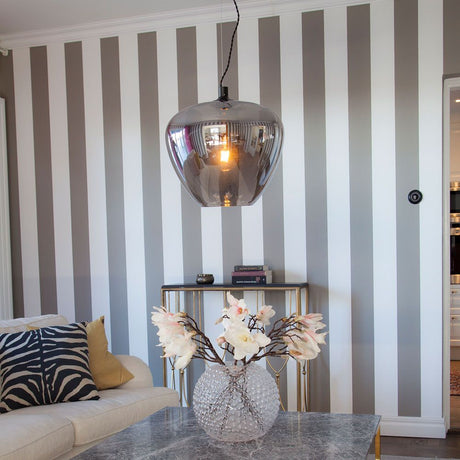 Suspension Bellissimo Grande Ø 40 cm fumée dans un espace de vie moderne avec une décoration élégante.