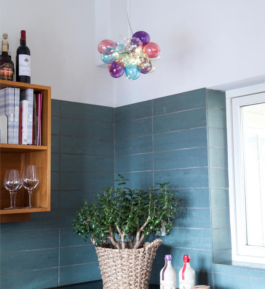 Pendellampe Gross Ø 30 cm flerfarget i et moderne kjøkken med fargede glass og stil.