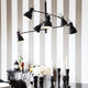 Hängeleuchte Pigalle 6-flg. Schwarz über einem eleganten Tisch mit Kerzen und klaren Gläsern.