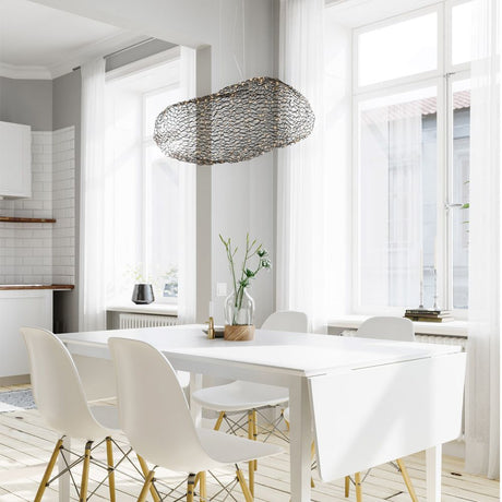 Hayden LED lampada a sospensione 115cm nero opaco sopra un moderno tavolo da pranzo in un ambiente luminoso.