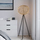 Moderne Hayden LED Stehleuchte mit handgefertigtem Metallnetz und dreibeinigem Stativ, stilvolles Design für jedes Zimmer.