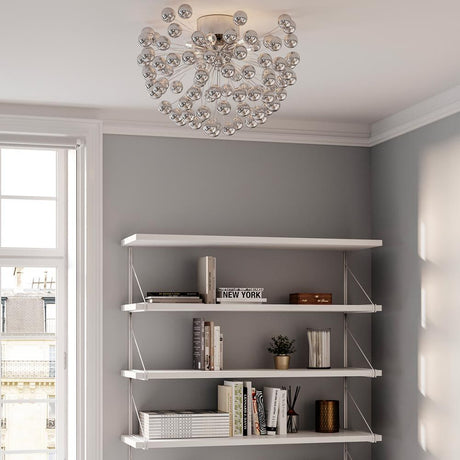 LED Taklampa Carroll Ø 58 cm krom i vardagsrummet ovanför en bokhylla.