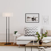 Luton Stehleuchte Weiß in modernem Wohnzimmer mit stilvollem Sofa und dekorativen Elementen.