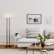 Luton Stehleuchte Weiß in modernem Wohnzimmer mit stilvollem Sofa und dekorativen Elementen.
