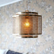 Pendelleuchte Hermine Ø 34cm Messing in modernem Design mit goldenem Licht und durchbrochenem Lampenschirm.