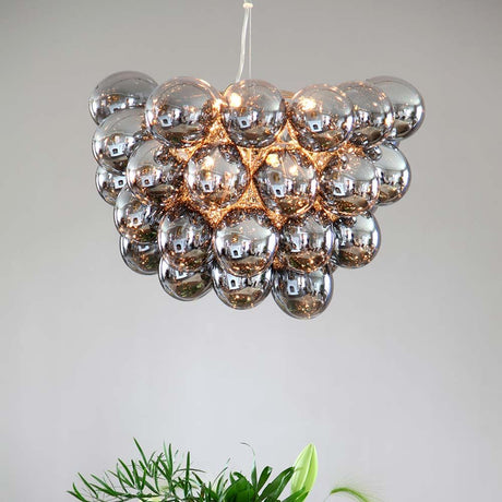 Lampada a sospensione in vetro XXL Gross Ø 62 cm grigio fumo con 32 perle di vetro per un’illuminazione elegante.