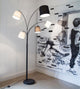 Stående lampe Foggy 5-armet 200 cm med fem lampeskjermer og stilrent design i moderne omgivelser.