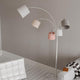 Stående lampe Foggy 5-armet 200 cm med fargede lampeskjermer i den moderne stuen