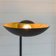 Stehleuchte Captain in Schwarz mit goldfarbener Innenseite für warmen Lichtschein und modernes Design.
