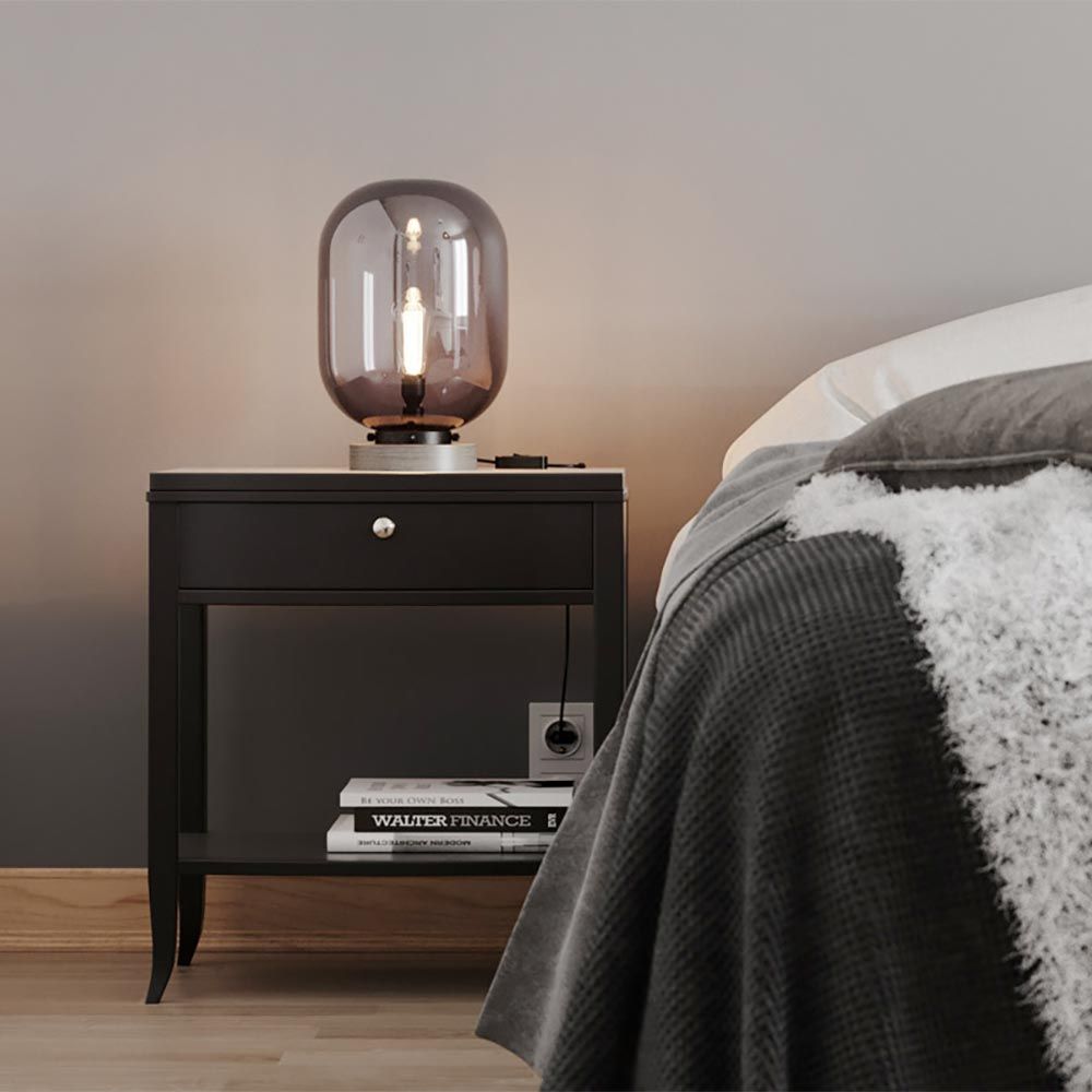 Stilvolle Tischleuchte Leola aus Rauchglas auf Nachtisch, modern und harmonisch in einem Schlafzimmer. By Rydens.