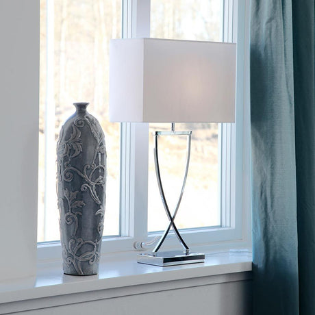 Lampada da tavolo Omega 69 cm è una lampada elegante su un davanzale accanto a un vaso decorativo.