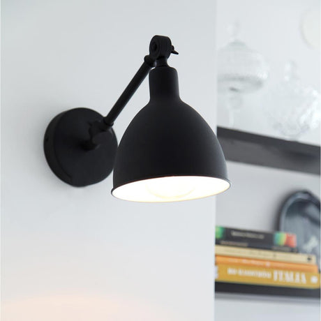 Spot da parete da lettura Bazar Mini bianco sabbia dal design moderno, ideale per un'illuminazione accogliente nella zona giorno.