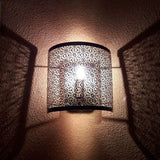 Wandleuchte Hermine aus Messing, 21cm, moderne Wandlampe mit filigranem Design und sanfter Lichtstreuung.