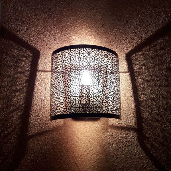 Aplique Hermine 21 cm latão com design moderno e jogo de sombras decorativo na parede