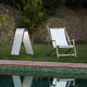 Cadaques LED Outdoor Terrassenlampe IP65 neben einer Liege am Pool.