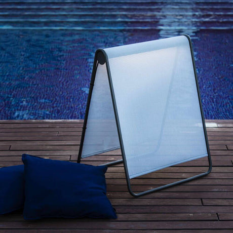 Lampe de terrasse d’extérieur Cadaques LED IP65 à côté de coussins bleus au bord de la piscine sur une terrasse en bois
