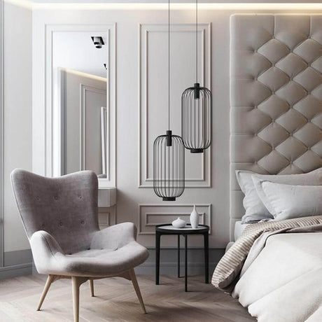 Cages M gitter-pendellampe 30 cm svart i moderne soverom med stilfull lenestol og elegant innredning.