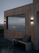 Canto 2 LED Wandleuchte Seaside IP44 an einer Holzfassade mit Blick aufs Wasser.