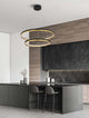 Cantria LED Pendelleuchte 2-flammig Ø 80cm 3000K Schwarz, Gold über einer modernen Kücheninsel.