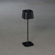 Schwarze Capri USB-Tischleuchte mit dimmbarem Licht und wechselbarer Lichtwärme (2700/3000K), IP54.
