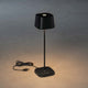 Capri USB-Tischleuchte in Schwarz mit dimmbarer Lichtstärke und wechselbarer Lichtwärme (2700/3000K).