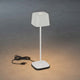 Capri USB-Tischleuchte in Weiß mit dimmbarem Licht und wechselbarer Lichtwärme, modern und stilvoll.