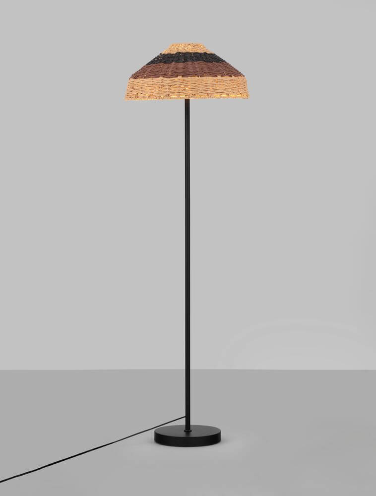 Caro Stehlampe Schwarz, Braun mit skulpturalem Design und großzügigem Lampenschirm aus Rattan.