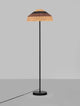Caro Stehlampe Schwarz, Braun mit skulpturalem Design und großzügigem Lampenschirm aus Rattan.
