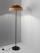 Caro Stehlampe Schwarz, Braun mit skulpturalem Design und großem Lampenschirm im modernen Wohnzimmer.