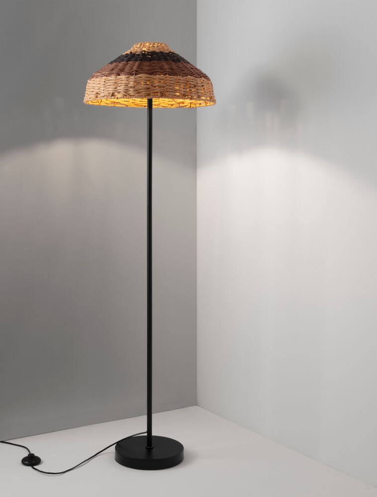 Caro Stehlampe Schwarz, Braun mit einem raffinierten, skulpturalen Design und natürlichem Lampenschirm aus Rattan.