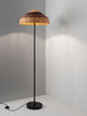 Caro Stehlampe Schwarz, Braun mit einem raffinierten, skulpturalen Design und natürlichem Lampenschirm aus Rattan.