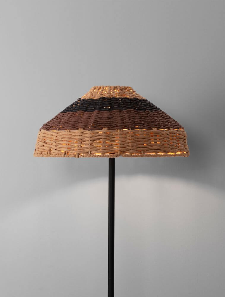 Caro Stehlampe Schwarz, Braun mit harmonischem Lampenschirm aus natürlichen Materialien.