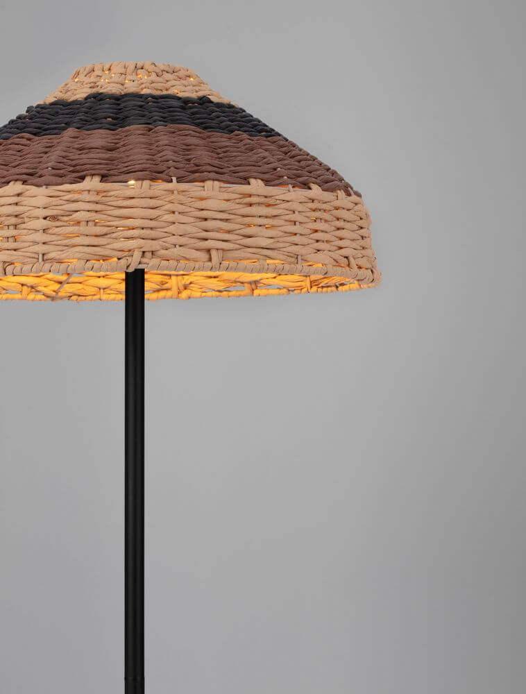 Caro Stehlampe Schwarz, Braun mit stylischem Lampenschirm aus Rattan in schwarz, braun und gold.