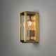 Außen Wandleuchte Carpi im Vintage-Look IP44 in Gold mit gläserner Abdeckung.