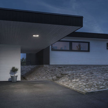 Carrara LED Ulkoseinä- ja kattovalaisin Ø 27cm CCT Valkoinen modernin talon seinällä hämärässä.