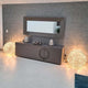 Moderne Wohnlandschaft mit Catellani & Smith Fil de Fer F LED Bodenleuchte und Spiegel über einer eleganten Kommode.