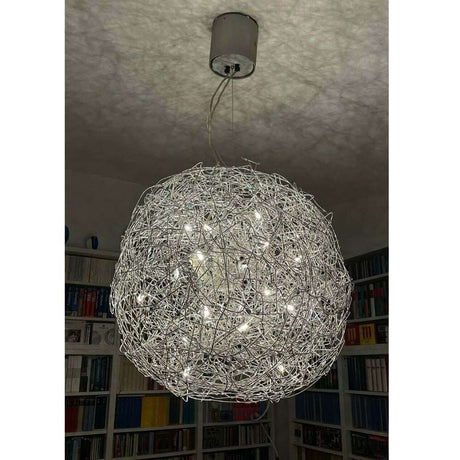 Catellani & Smith Fil de Fer LED Hängelampe Drahtgeflecht Dimmbar in modernem Raum, mit warmem Licht.