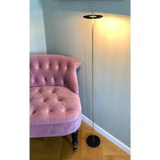 Catellani & Smith Giulietta BE F LED rechargeable floor lamp with touch dimmer next to a pink sofa.