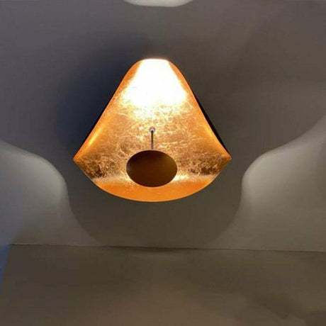 Catellani & Smith Lederam Manta CWS1 LED Wand- & Deckenlampe in goldener Farbe an der Wand montiert.