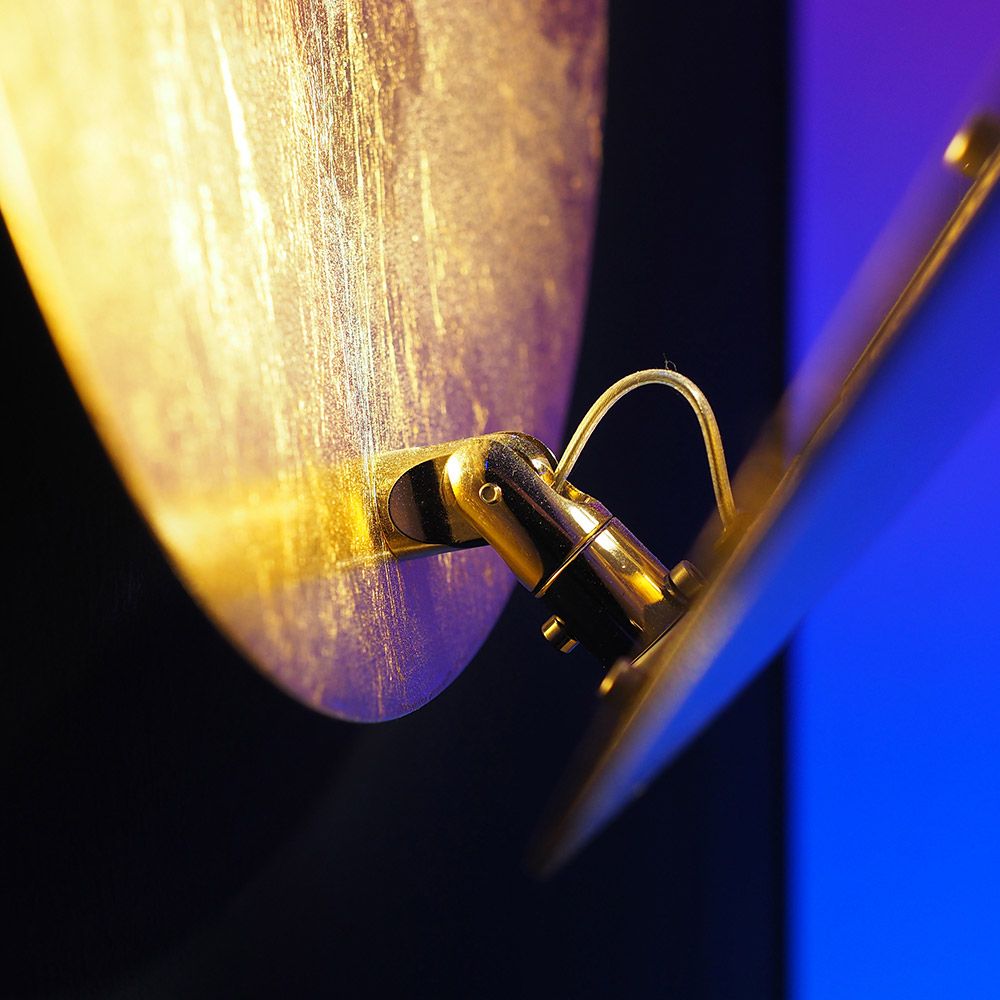 Detailansicht der Catellani & Smith Lederam WF 25 LED Wandlampe mit goldenem Lampenschirm und flexibel einstellbarem Arm.