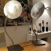 Catellani & Smith Luce d’Oro T LED-bordlampe i moderne design med indirekte lys på et trebord.