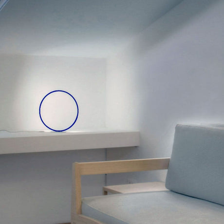 Catellani & Smith Sorry Giotto 1 LED Tischlampe Ø 30cm Dimmbar in modernem Wohnraum auf Tisch.