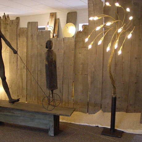 Catellani & Smith Sottovento 15 LED Stehleuchte Flex 180-200cm Dimmbar im modernen Innenraum mit Holzverkleidung.