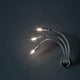 Catellani & Smith Turciù 3 LED Wandlampe Flex mit flexiblen Armen und drei leuchtenden Glühbirnen an einer Wand.