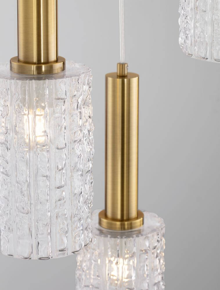 Detailansicht der Certa Pendelleuchte 3-flammig Ø 30cm Schwarz, Gold mit klaren Glaszylindern und goldenem Metall.