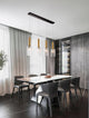 Certa Pendelleuchte 4-flammig Schwarz, Gold über einem eleganten Esstisch in modernem Interieur.