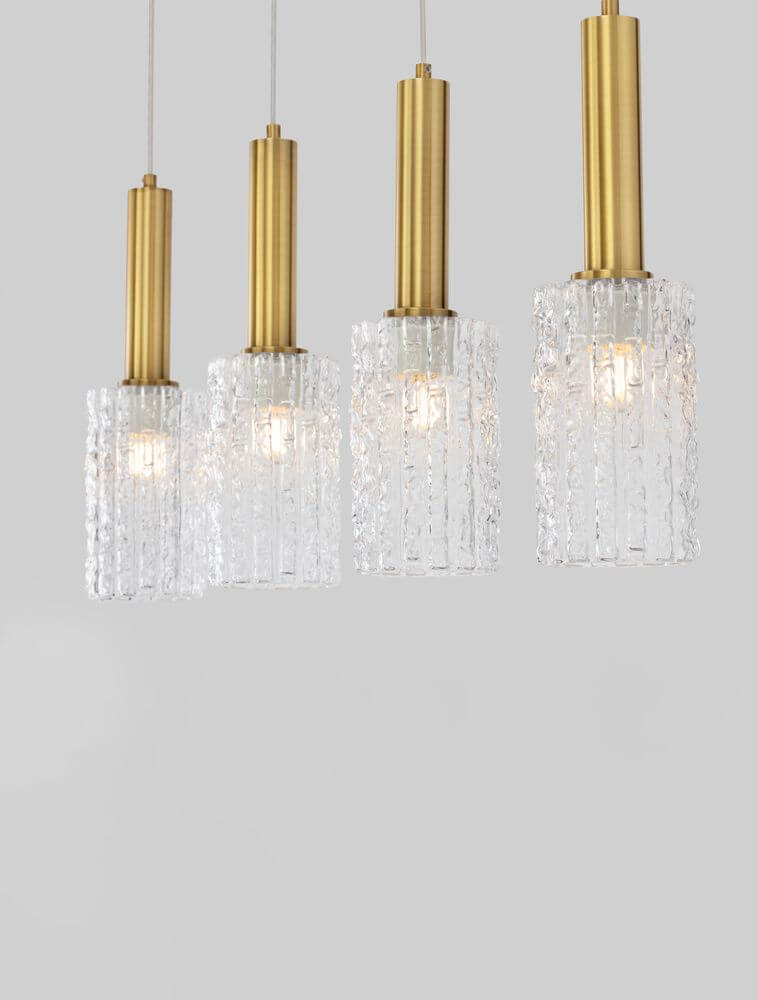 Certa Pendelleuchte 4-flammig Schwarz, Gold mit transparenten Glaszylindern und goldenen Aluminiumrohren.