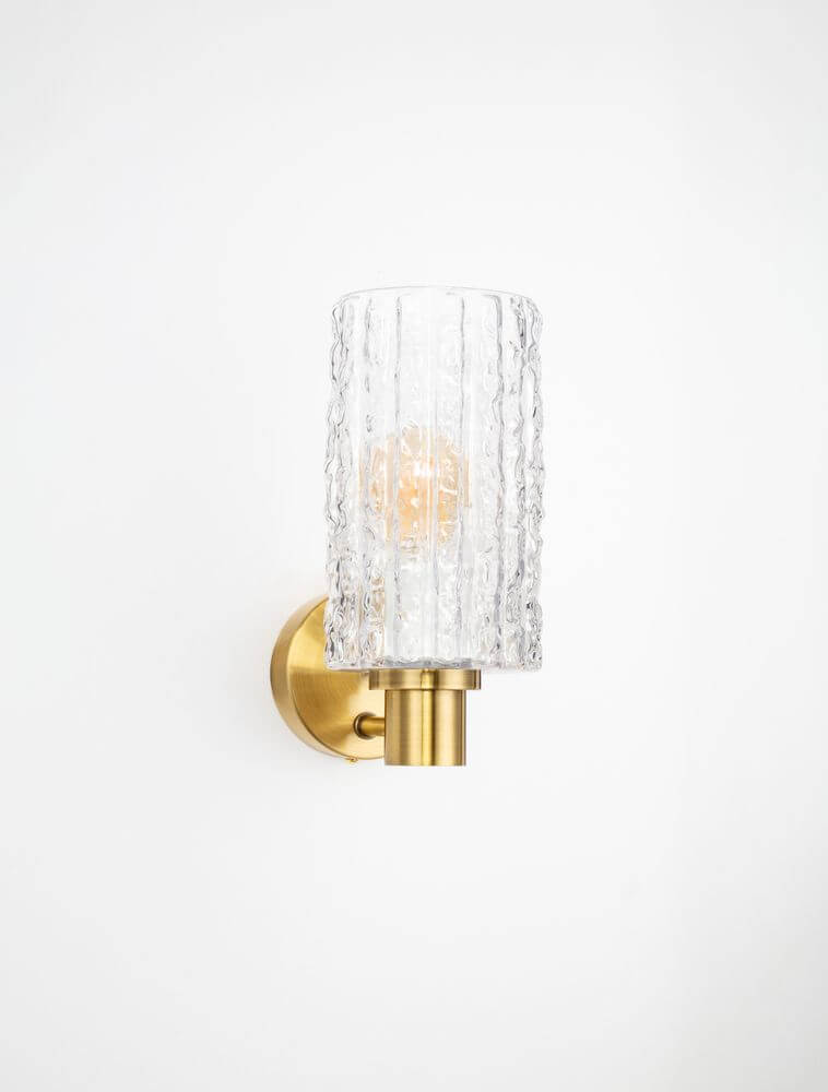 Certa Wandleuchte Gold mit Klarglas-Schirm und goldener Halterung, Art déco Stil, elegantes Interieur.
