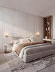 Certa Wandleuchte Gold im modernen Schlafzimmer mit elegantem Design und harmonischer Farbgestaltung.