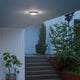 Cesena LED Außen Wand- & Deckenleuchte Rund Weiß an einem Eingang, beleuchtet den Bereich stilvoll.
